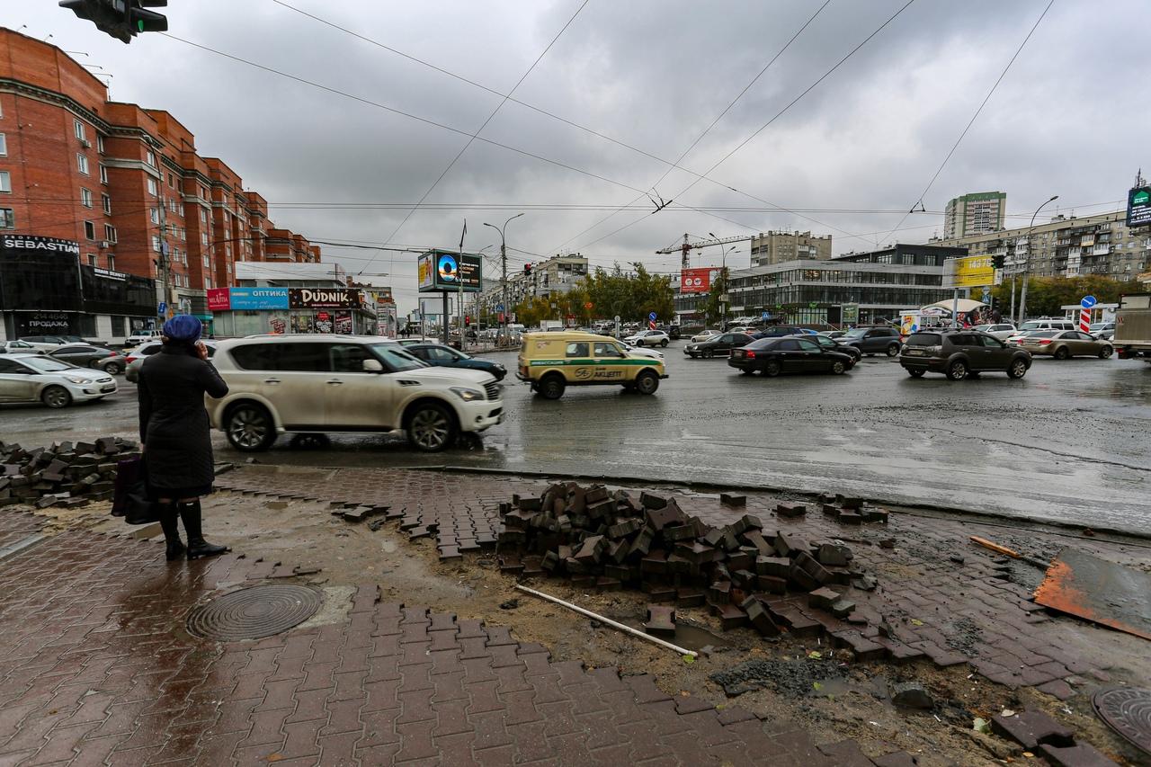 Фото «Заколебали эти пробки 24/7»: водители и пешеходы проклинают перекопанные из-за ремонта улицы Новосибирска 3